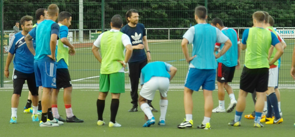 Fussball DVDs mit Peter Hyballa - Hier bei der kurzen Nachbesprechung des Trainings Fussball DVDs mit Peter Hyballa - Hier bei der kurzen Nachbesprechung des Trainings
