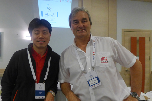 Li Feiyu (Technischer Direktor Chinesischer Fußballverband) and Peter Schreiner