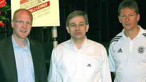 Dr. Gerd Thissen hier mit Matthias Sammer (Bayern München) und Frank Wormuth (Hennes-Weisweiler-Akademie) Dr. Gerd Thissen hier mit Matthias Sammer (Bayern München) und Frank Wormuth (Hennes-Weisweiler-Akademie)